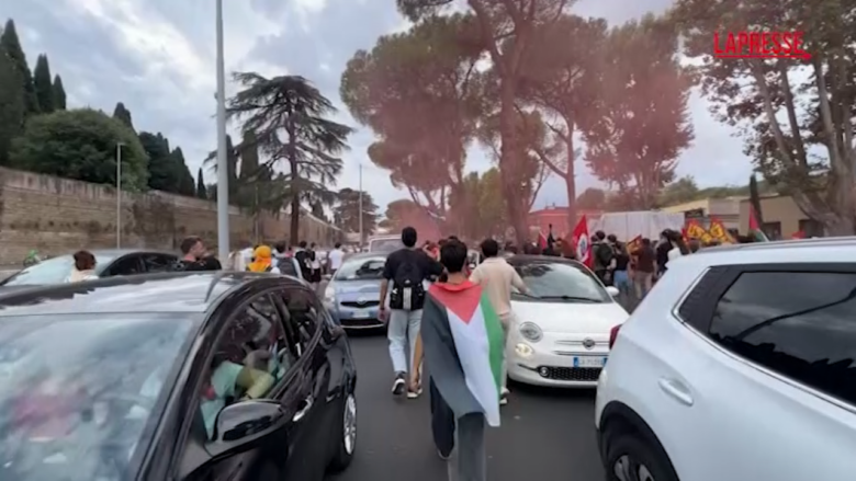 Roma, corteo pro Pal occupa tangenziale: applausi dagli automobilisti