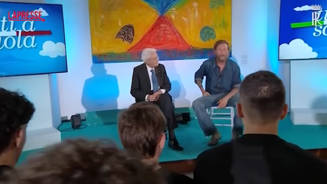 Jovanotti incontra il Presidente Mattarella nel carcere minorile Nisida Jovanotti incontra il Presidente Mattarella nel carcere minorile Nisida
