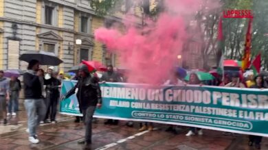 Sciopero per Gaza, in migliaia in piazza a Milano: “Interrompere rapporti con Israele”