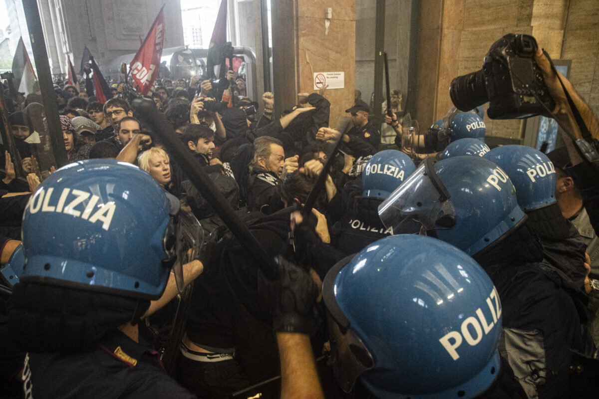 Galleria foto 'Sciopero per Gaza, scontri a Milano, cortei e strade bloccate – la giornata in 10 foto' - foto 7