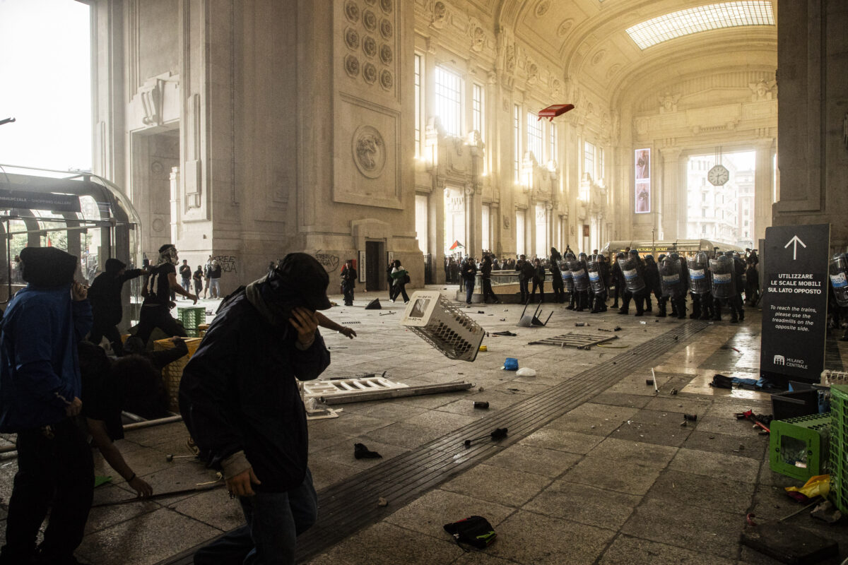 Galleria foto 'Sciopero per Gaza, scontri a Milano, cortei e strade bloccate – la giornata in 10 foto' - foto 8