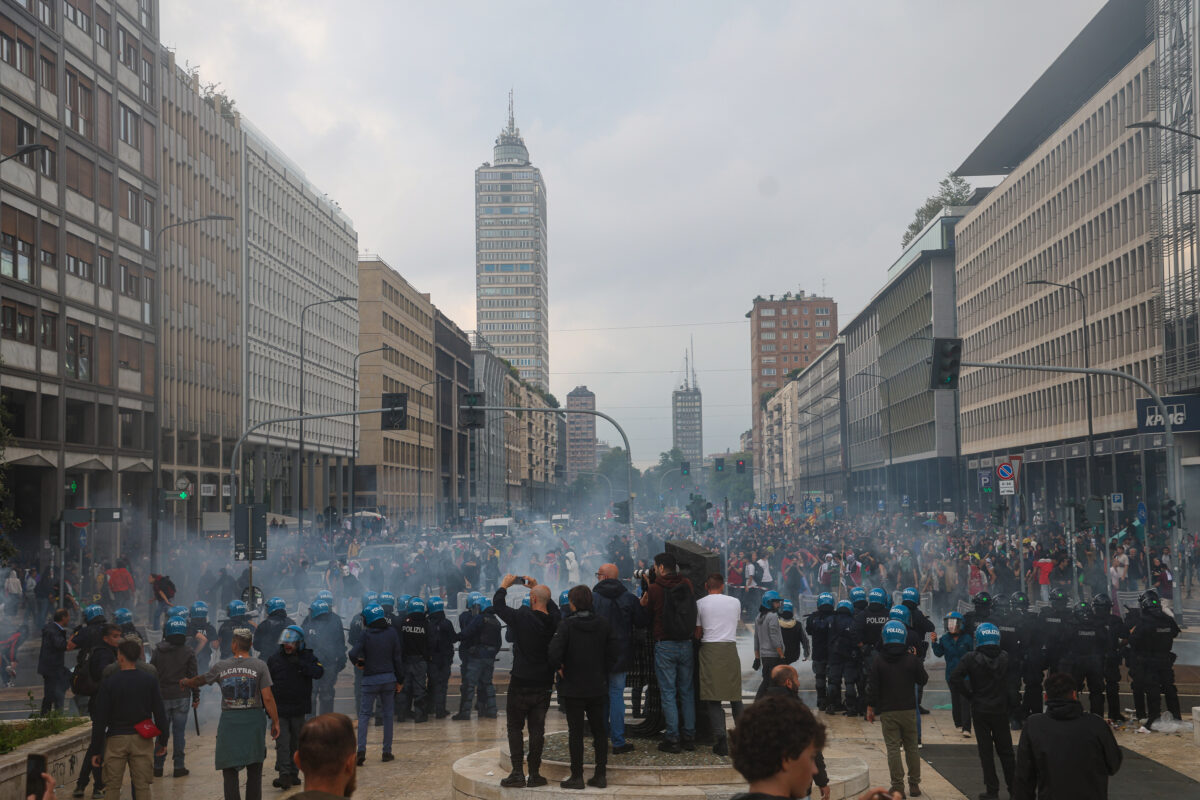 Galleria foto 'Sciopero per Gaza, scontri a Milano, cortei e strade bloccate – la giornata in 10 foto' - foto 9