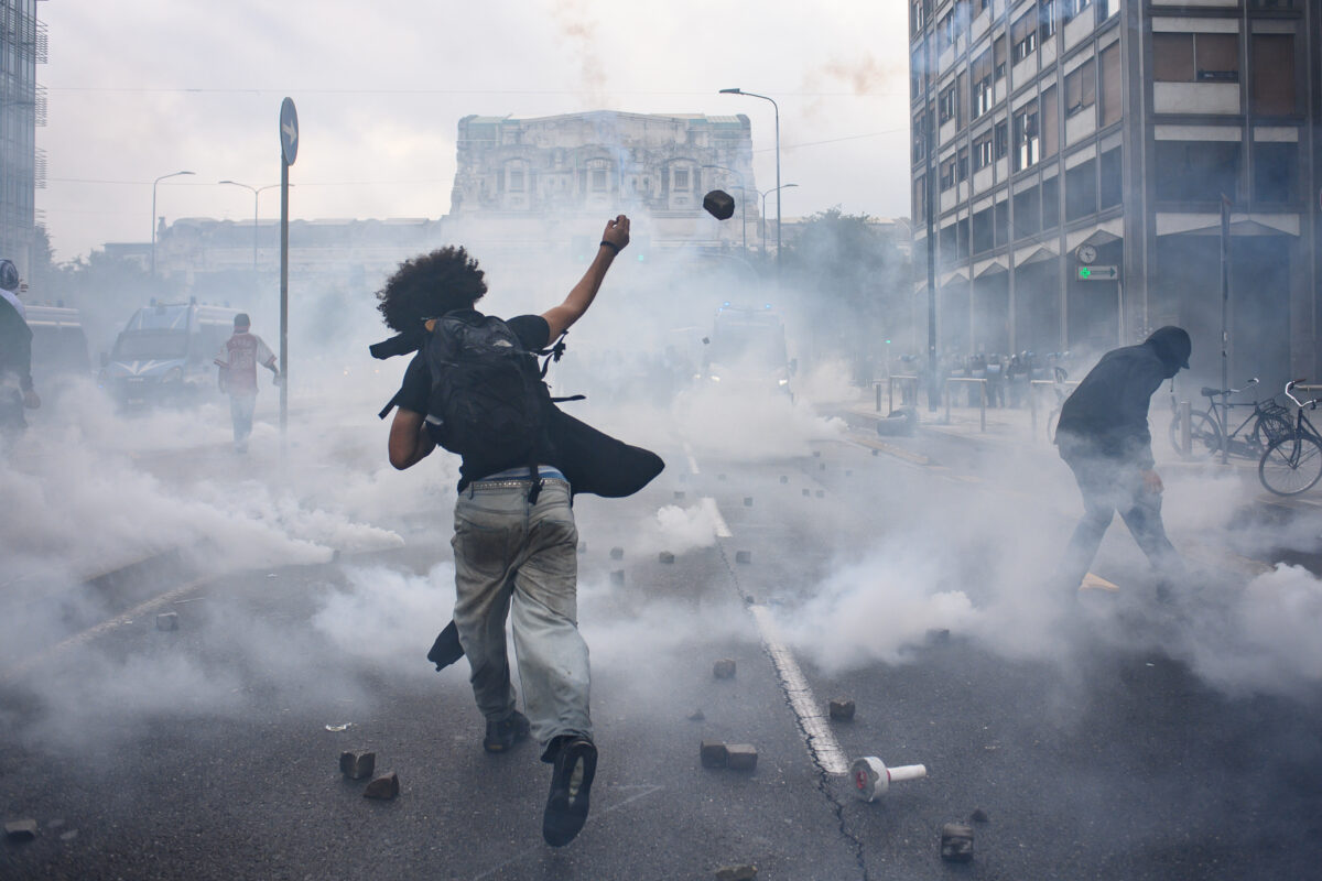 Galleria foto 'Sciopero per Gaza, scontri a Milano, cortei e strade bloccate – la giornata in 10 foto' - foto 10