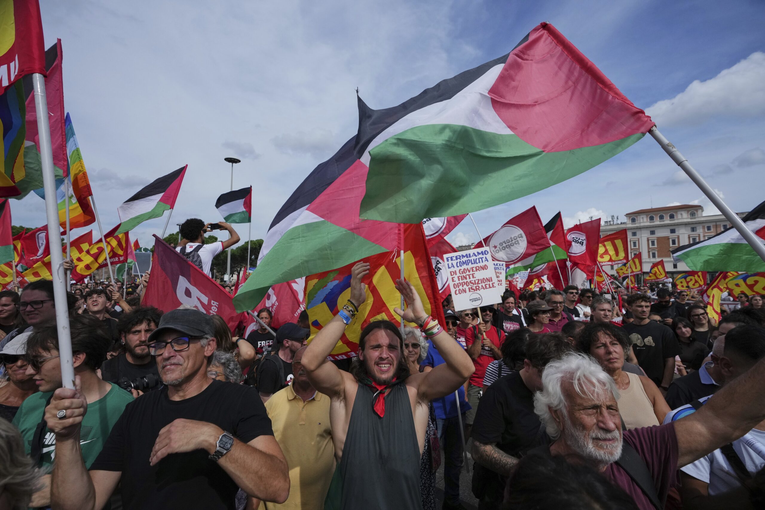 Sciopero per Gaza, scontri a Milano, cortei e strade bloccate – la giornata in 10 foto