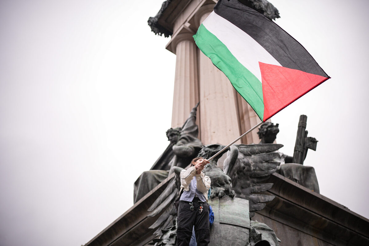 Galleria foto 'Sciopero per Gaza, scontri a Milano, cortei e strade bloccate – la giornata in 10 foto' - foto 11
