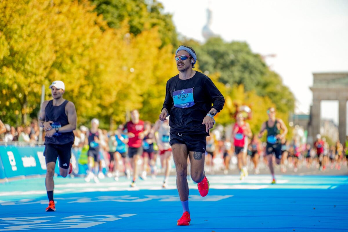 Harry Styles ha corso la maratona di Berlino sotto le tre ore