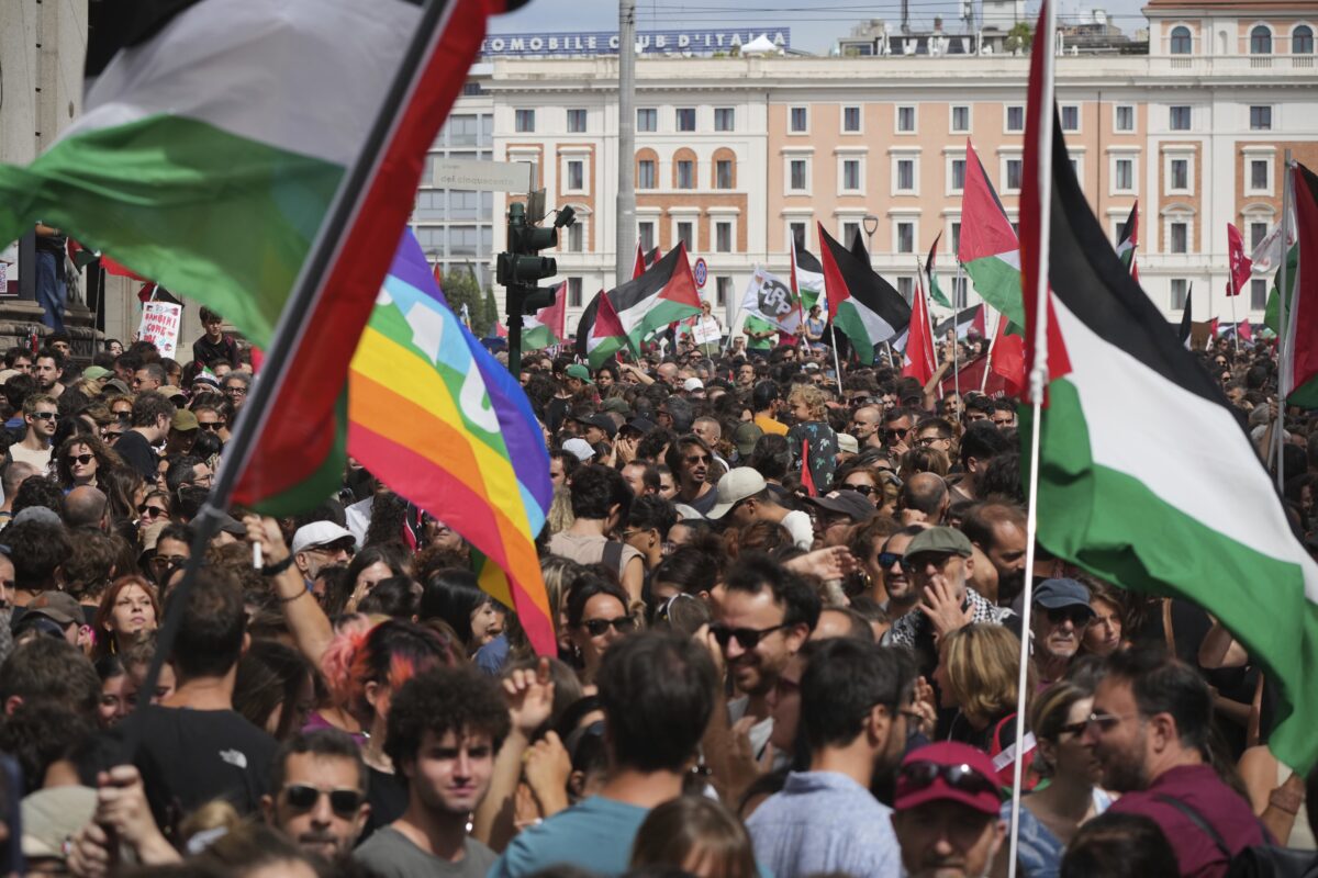 Galleria foto 'Sciopero per Gaza, scontri a Milano, cortei e strade bloccate – la giornata in 10 foto' - foto 5