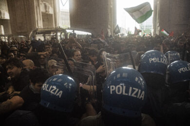 Sciopero per Gaza: guerriglia a Milano, cariche anche a Bologna. Meloni: “Indegne violenze”