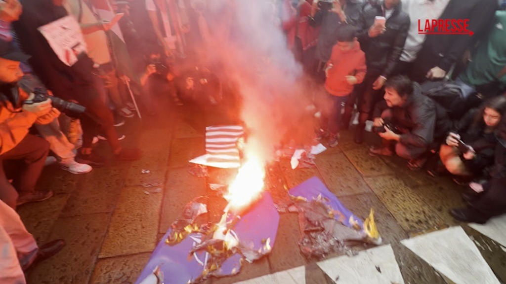 La bandiera Usa bruciata a Milano vicino al Consolato americano in occasione dello sciopero per Gaza del 22 settembre