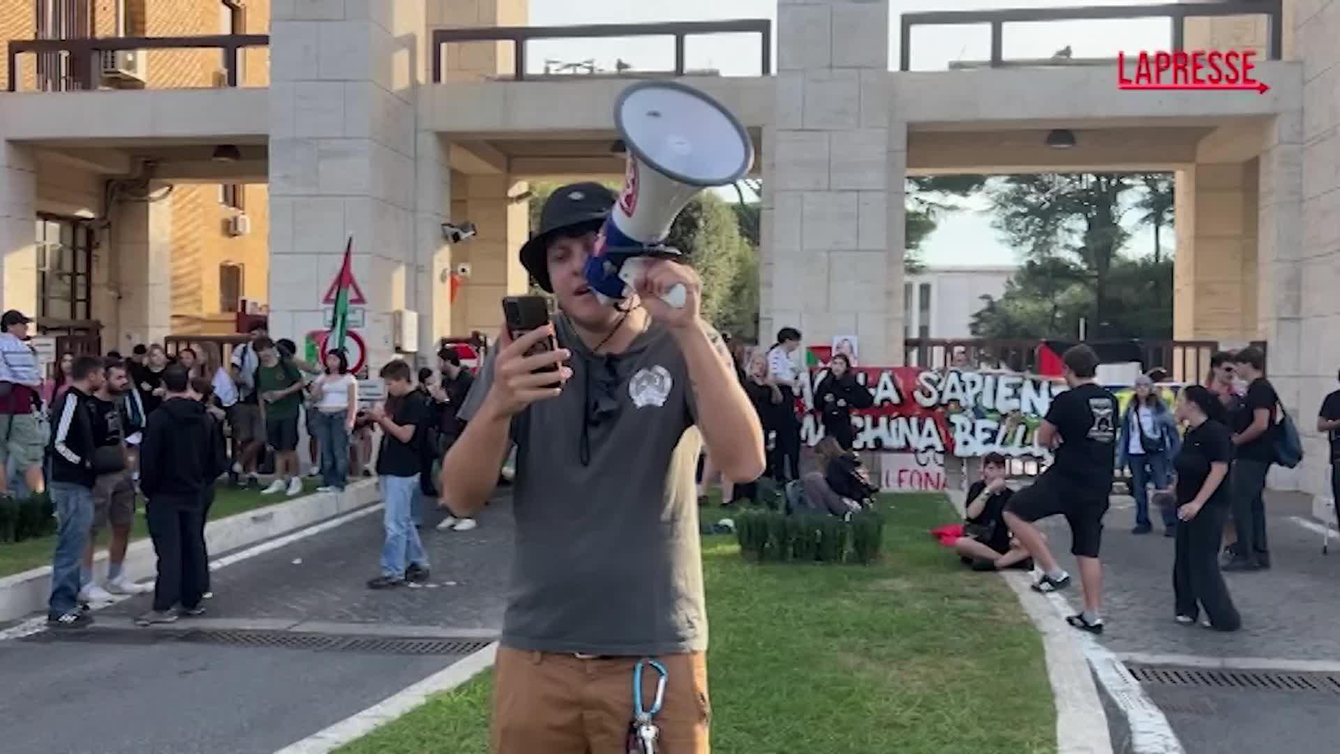 sciopero per gaza studenti bloccano gli ingressi della sapienza