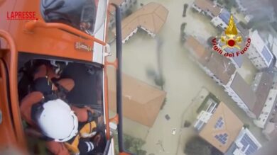 Maltempo, bimbo 10 mesi e madre bloccati su tetto auto in Brianza: salvati