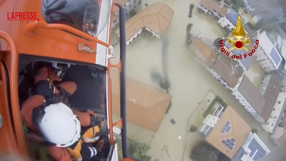 Maltempo, bimbo 10 mesi e madre bloccati su tetto auto in Brianza: salvati Maltempo, bimbo 10 mesi e madre bloccati su tetto auto in Brianza: salvati
