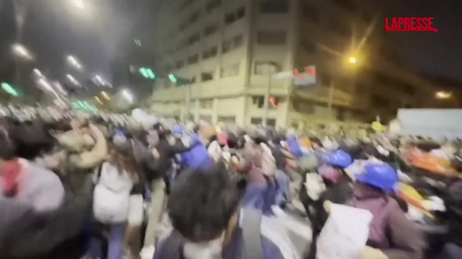 Perù, protesta contro la presidente Dina Boluarte: scontri con la polizia Perù, protesta contro la presidente Dina Boluarte: scontri con la polizia