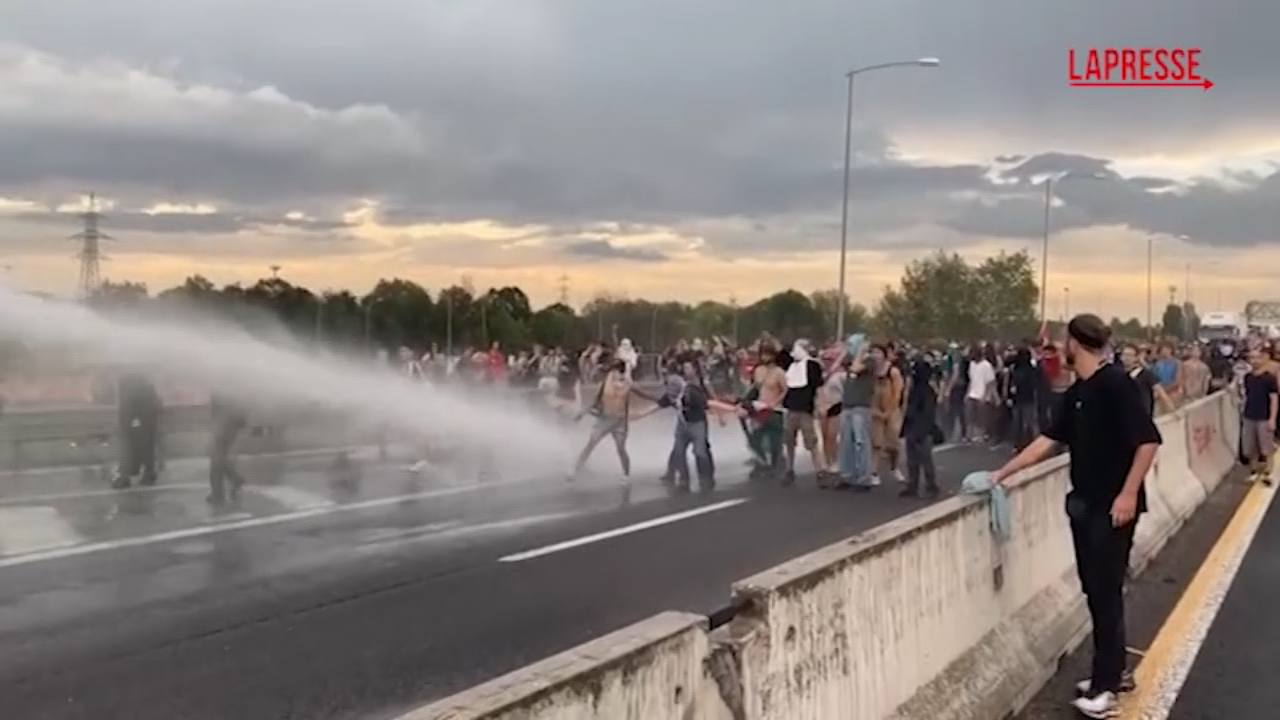 Sciopero per Gaza: a Bologna manifestanti in tangenziale, polizia usa idranti e lacrimogeni Sciopero per Gaza: a Bologna manifestanti in tangenziale, polizia usa idranti e lacrimogeni