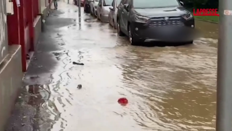 Maltempo a Milano, esonda il Seveso: sacchi di sabbia davanti a porte e cancelli