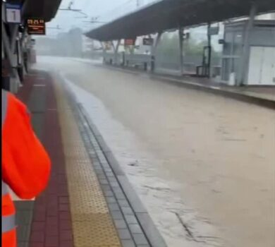 Maltempo, a Meda (MB) esonda il torrente Tarò: blackout e gravi disagi. Il Comune: “Non uscire di casa”