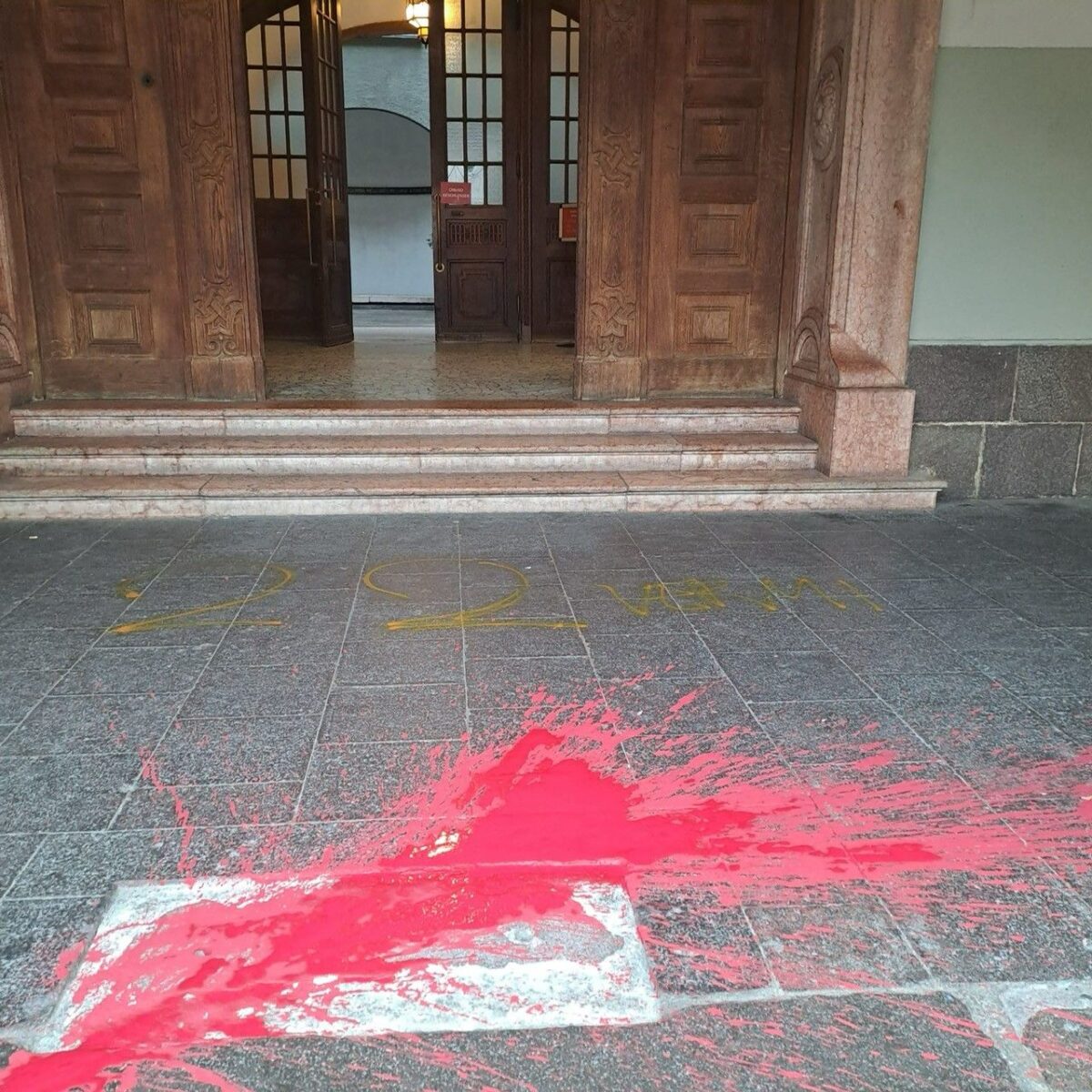 Il portone d'ingresso del Comune di Bolzano imbrattato dopo la bocciatura di una mozione pro-Palestina