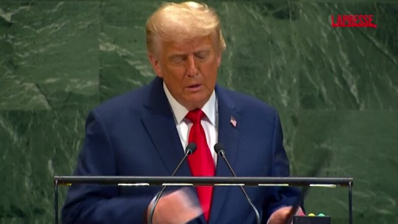 Trump all’Onu, il ‘gobbo’ non funziona e scherza: “Il responsabile è nei guai”