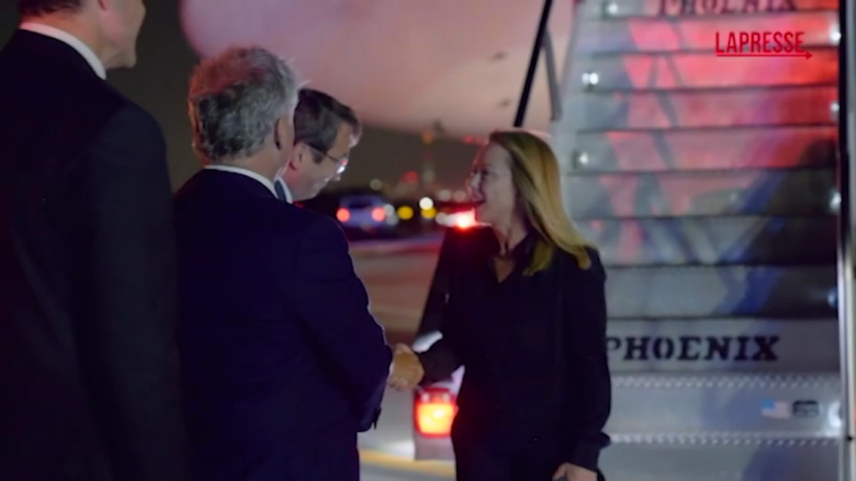 Usa, Giorgia Meloni è arrivata a New York: le immagini dall'aeroporto JFK