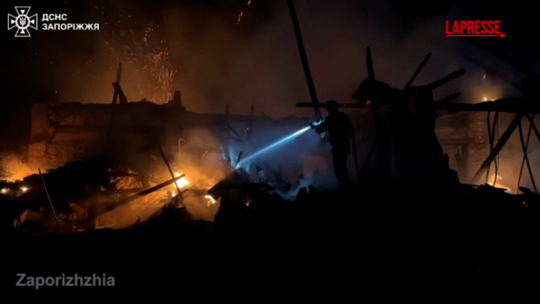 Ucraina, attacchi russi su Odessa e Zaporizhzhia: diversi edifici in fiamme
