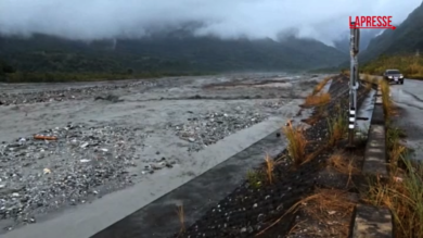 Taiwan, arrivato tifone Ragasa: strade come fiumi con le auto trascinate via