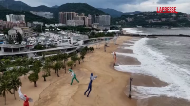 Cina, Shenzhen si prepara all'arrivo del super tifone Ragasa: residenti sigillano porte e finestre