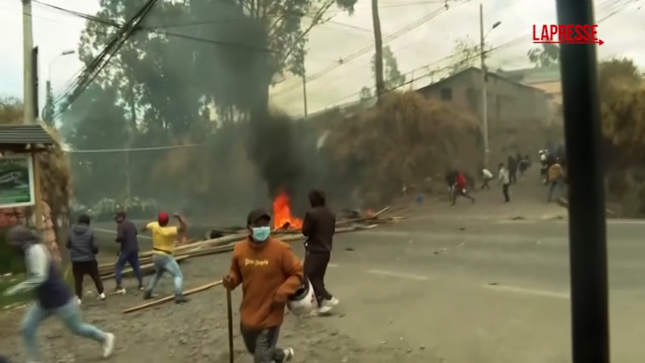 ecuador la protesta degli agricoltori contro il caro carburante gli scontri con la polizia