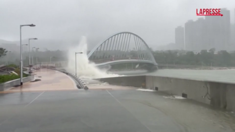 Hong Kong, super tifone Ragasa si abbatte sul lungomare: le immagini impressionanti