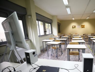 Francia, professoressa accoltellata in classe da alunno: è in gravi condizioni