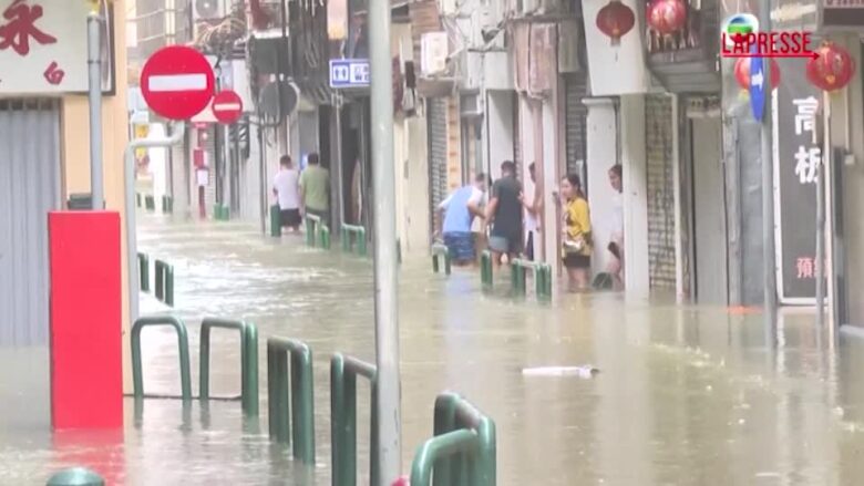 Macao, le strade invase dall'acqua per il tifone Ragasa: le immagini