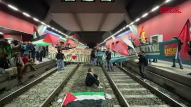 Flotilla, Torino: manifestanti invadono i binari della stazione di Porta Susa
