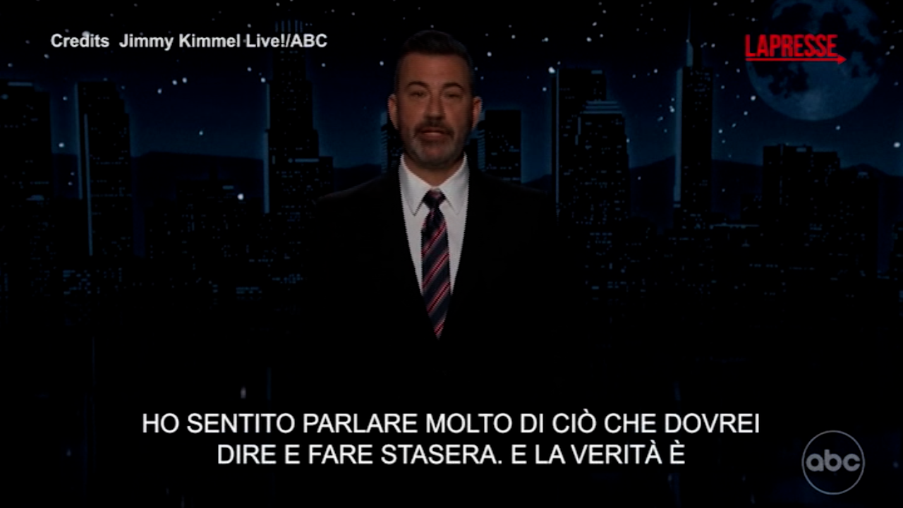 jimmy kimmel torna in tv e si commuove parlando di charlie kirk le immagini