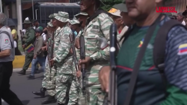 Venezuela, le milizie civili armate sfilano per le strade di Caracas contro gli Usa: le immagini