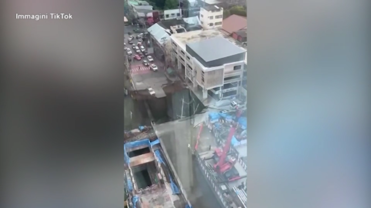 Thailandia, voragine si apre in una strada a Bangkok: il momento del crollo
