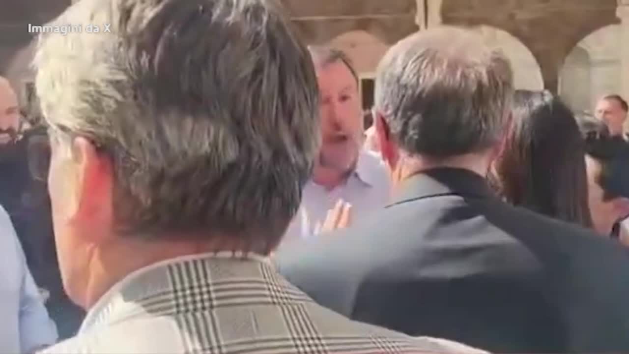 Salvini contestato ad Ascoli si irrita con gli uomini della sicurezza: "Non è possibile che arrivino a 5 metri da me"