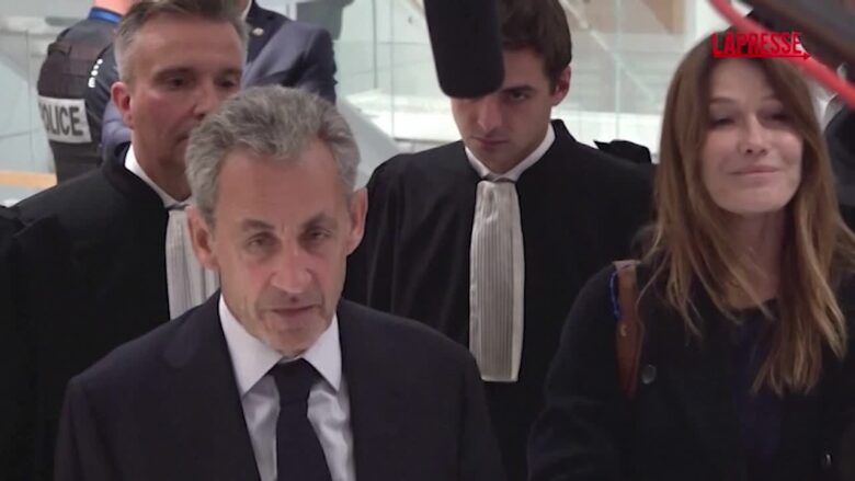 Francia, Carla Bruni strappa il microfono di Mediapart fuori dal tribunale di Parigi