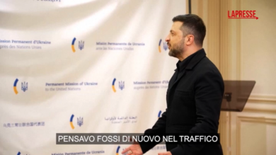 Ucraina, la battuta di Zelensky a Macron: "Pensavo fossi di nuovo nel traffico"