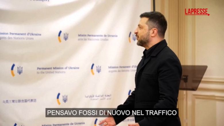 Ucraina, la battuta di Zelensky a Macron: "Pensavo fossi di nuovo nel traffico"