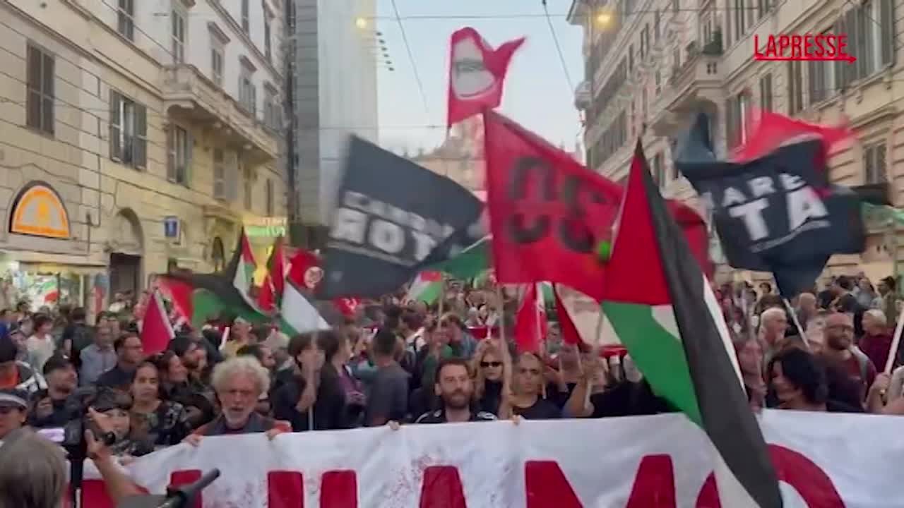 Gaza, partito corteo in direzione Farnesina: “Gaza stiamo arrivando”