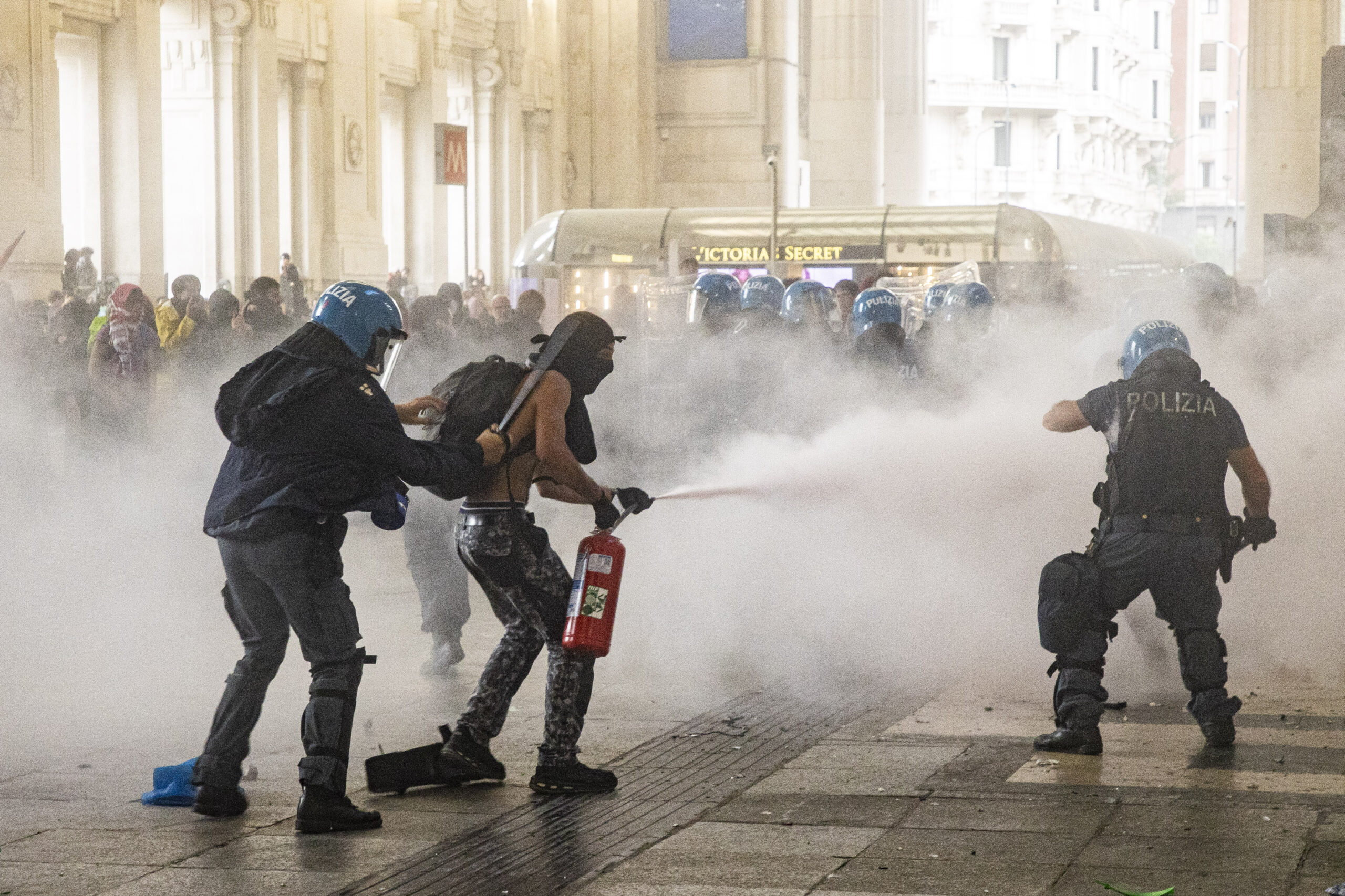 Scontri Milano, ai domiciliari i due minorenni arrestati Scontri Milano, ai domiciliari i due minorenni arrestati