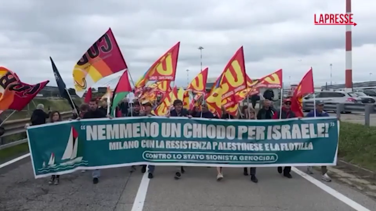Malpensa, blocchi pro Gaza nell’area cargo: “Da qui armi per Israele”
