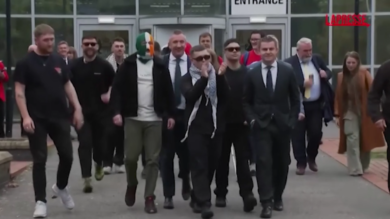 Londra, il cantante dei Kneecap acclamato dai fan fuori dal tribunale fan dopo l'archiviazione