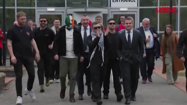 Londra, il cantante dei Kneecap acclamato dai fan fuori dal tribunale fan dopo l'archiviazione