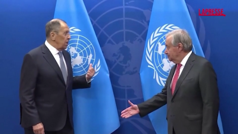 Onu, Lavrov vede Guterres. Siparietto sulla bandiera: “Non è quella russa…”