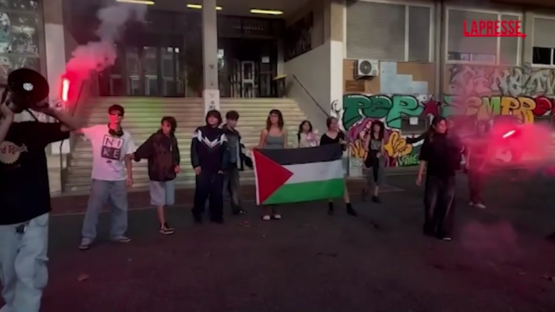 A Roma dentro la prima scuola occupata per Gaza: "Barricate contro il genocidio"