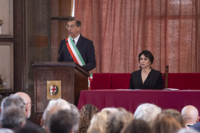 Giorgio Armani e Oliviero Toscani nel Famedio di Milano, c’è l’ufficialità