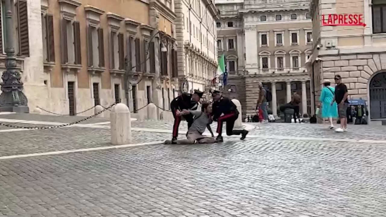 Gaza, a Montecitorio attivisti Ultima Generazione: trascinati via dai carabinieri