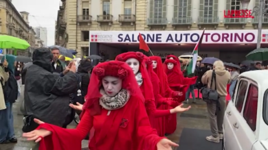 Torino, protesta di Extinction Rebellion al Salone dell'Auto