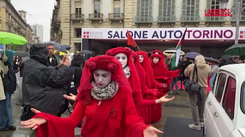 Torino, protesta di Extinction Rebellion al Salone dell'Auto