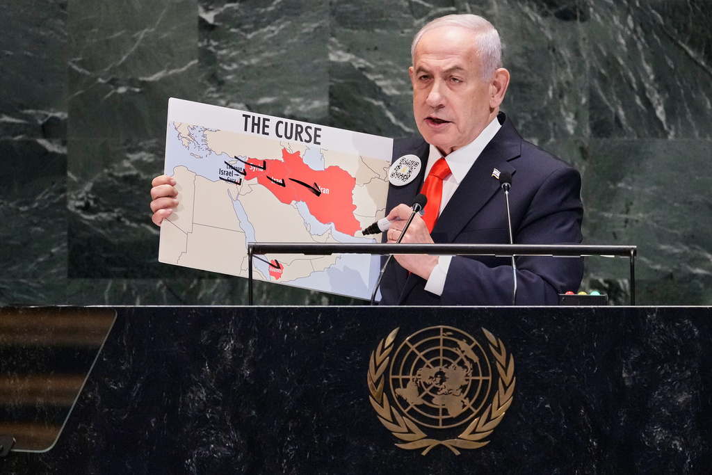 Netanyahu all’Onu tra i fischi. Il discorso coi cartelli: “A Gaza nessun genocidio, fame perché Hamas ruba il cibo”